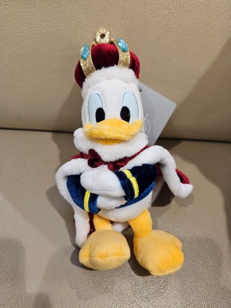 ドナルド ぬいぐるみキーホルダー・キーチェーン DONALD THE KING BIRTHDAY