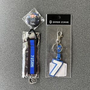 【匿名配送】ガンバ大阪 No.7 宇佐美貴史 三角カラビナ キーホルダー、フェイクレザー キーホルダー、ゴールポーズ 缶バッジ