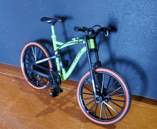 おしゃれ グリーン 自転車 2輪車 バイシクル ブローチ サイクリング 乗り物 ミニチュア インテリア 置物