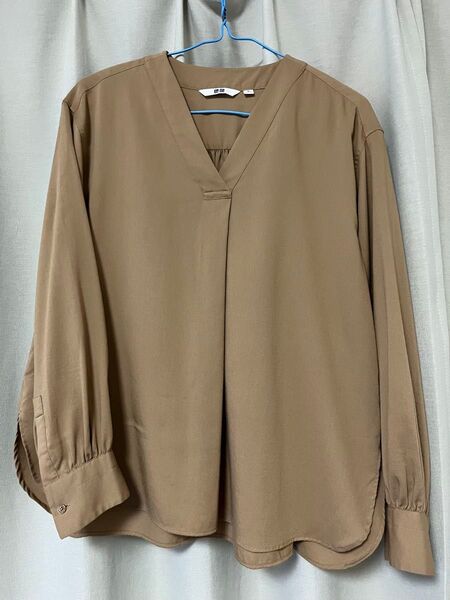 UNIQLOレーヨンM長袖Vネックシャツ