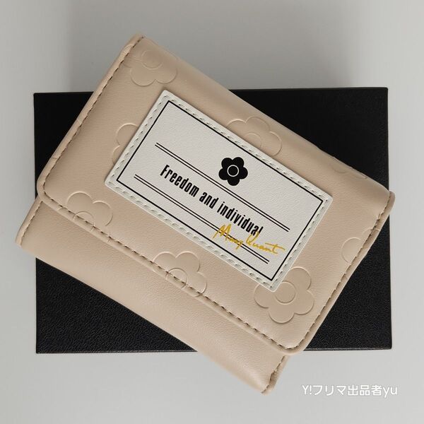 新品 未使用 MARY QUANT マリークワント コンパクト 折り 財布 ベージュミニウォレット 花柄 デイジー マリクワ
