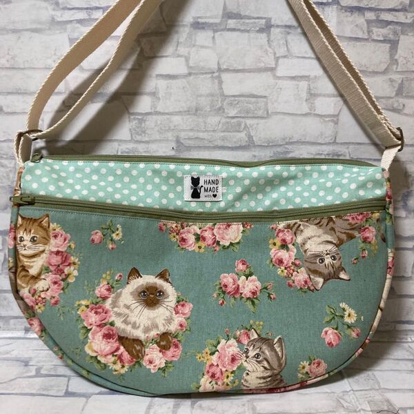 ハンドメイド ショルダーバッグ 猫と薔薇柄