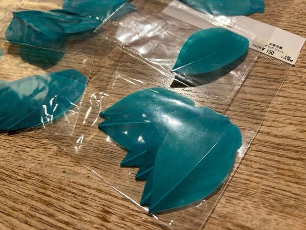 天然羽根ガチョウグリーン【貴和製作所ハンドメイドパーツ】