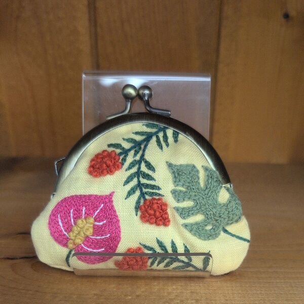 *ハンドメイド* 刺繍のがま口小物入れ オオオニハシと植物