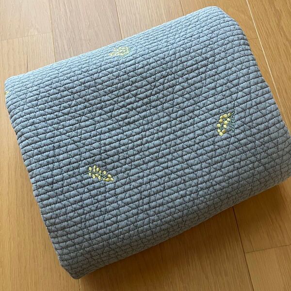 可愛いらしいミモザの刺繍入りヌビ生地 グレー キルティング