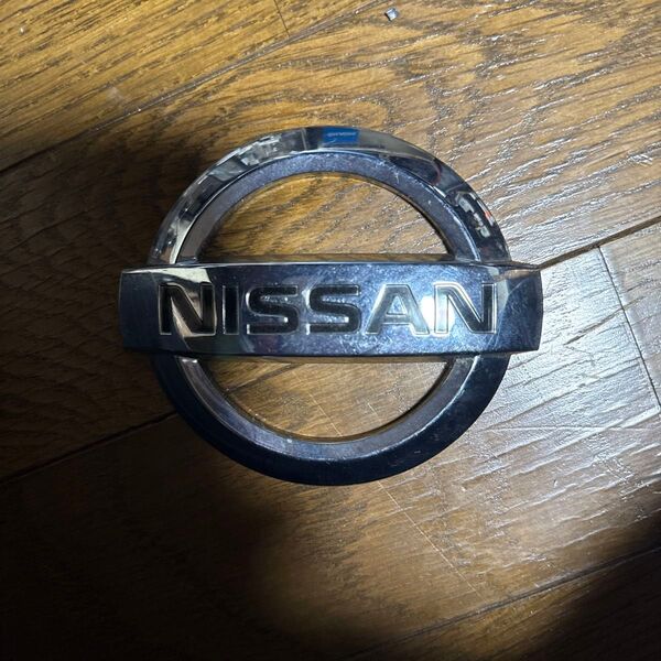 日産 フロントグリルエンブレム シルバー系