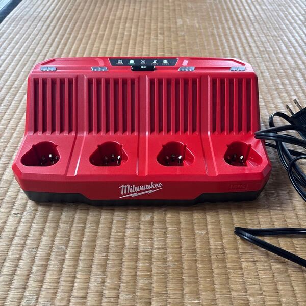 Milwaukee M12 4口充電器