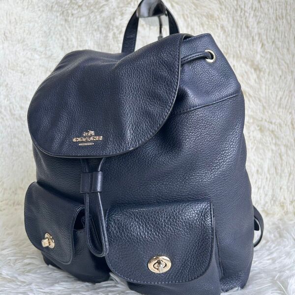 美品 COACH コーチ リュックサック バックパック 巾着 ターンロック 大容量 シボ革 ロゴ金具 チャーム ネイビー