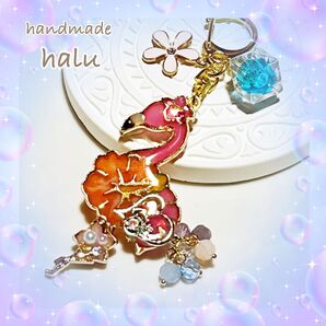 ハンドメイド レジン ハイビスカスが可愛い ガラスニュアンスしゃらしゃら~華やかフラミンゴチャーム No.004