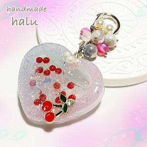ハンドメイド レジン キラキラゆめかわカラー ハートとさくらんぼのオイルシェイカーお守りバッグチャーム No.487