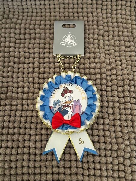 ディズニーストア ドナルド 缶バッジ ロゼット DONALD THE KINGBIRTHDAY