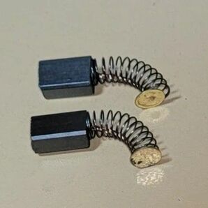 最安?! 2個セット 新品 未使用 汎用系 カーボンブラシ ディスクグラインダー 電動工具 トリマー 研磨機 カーボン