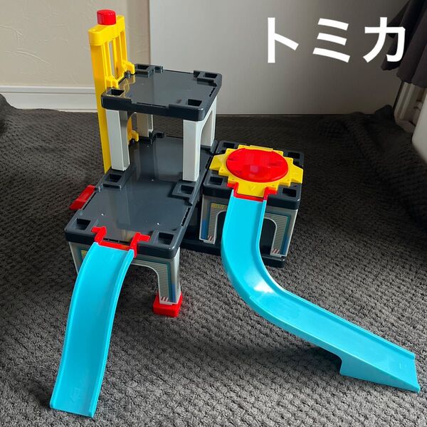 カーズトミカ アクションコース 組みかえ レーシングピット