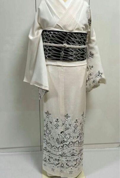 細田様 専用!白地に 夏物 七月8月 ティアラの柄 白にシルバーと黒 シルバー ホワイト 着物単品 バイカラー お仕立て上