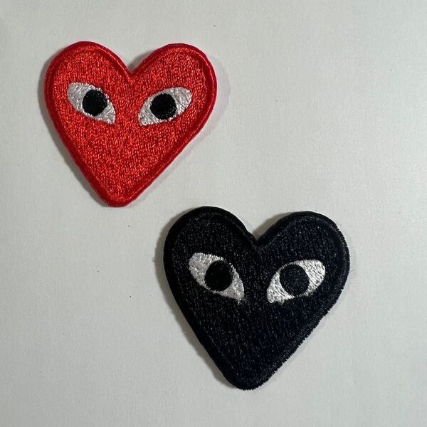 ハート 赤 黒 レッド ブラック 刺繍ワッペン 貼付けタイプワッペン 2枚セット