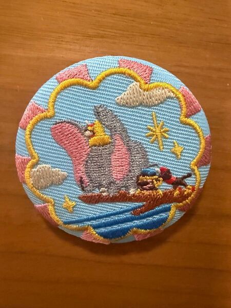 ディズニー 刺繍 缶バッジ ダンボ Disney
