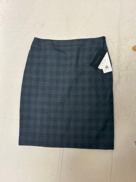 新品タグ付き 洋服の青山 HILTON Super110s チェック柄ストレッチタイトスカート ライトグレー 11号 サイドベンツ