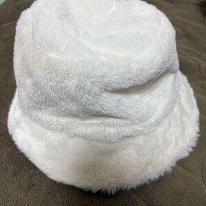 白のもこもこバケットハット