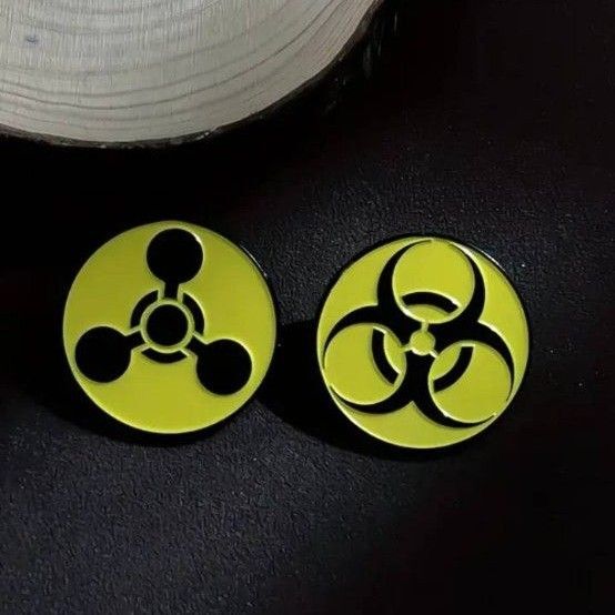 バイオハザードピンズ、化学兵器警告ピンズ、2個セット バッジ 映画 ゲーム ハザードマーク ミリタリー