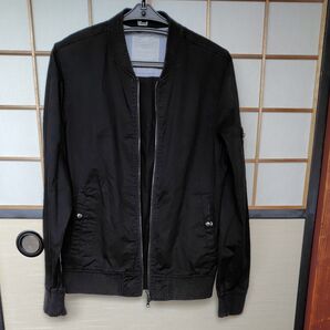 メンズ、黒ブルゾン