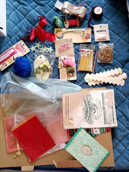 ラッピング 飾り プレゼントのかざり リボン 花 袋 (ゆうパケットの箱にいっぱいに入れてます。)