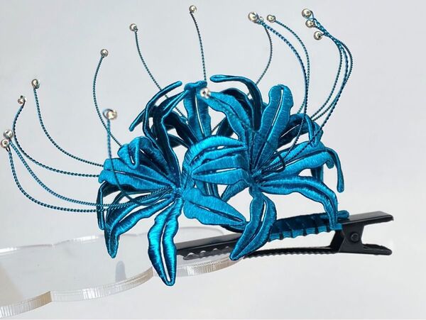 【金具変更可能】青い彼岸花のヘアクリップ 立体刺繍風