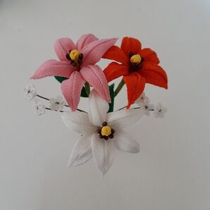 ちりめん細工 ゆり かすみ草 つまみ細工 花