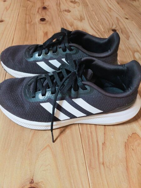 アディダスadidas ランニングシューズ 黒/白、名前の記入あり