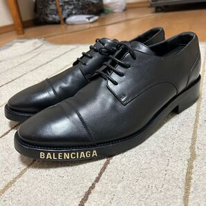 BALENCIAGA ダービーシューズ ロゴ金属 ブラック ストレートチップ