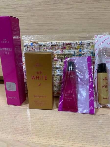 パーリーデュー薬用リンクルリフトモイスチャーセラム30g。リッチホワイトエッセンス25ml。モイスチャーセラム10g2本。ポーチ