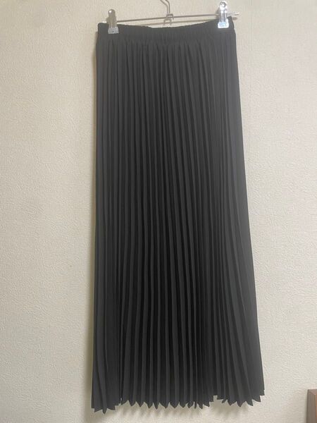 黒のフルプリーツロングスカート