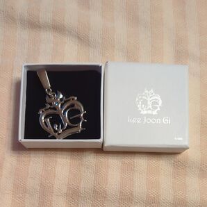 価格交渉価格!! 限定お値下げ中!! イ・ジュンギ 王冠ロゴペンダントトップ おまけ付き!