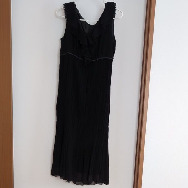 COMME CA ISM 黒のロングワンピース フリル プリーツ ノースリーブ