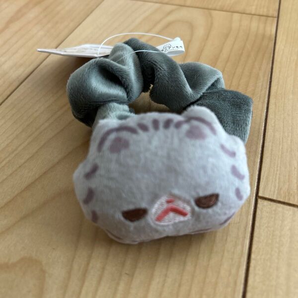 ポメラニアンもち マスコット付きシュシュ くろみつ グレー