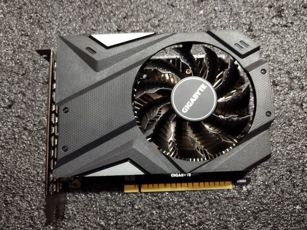 GIGABYTE GTX 1650 DDR6 補助電源不要
