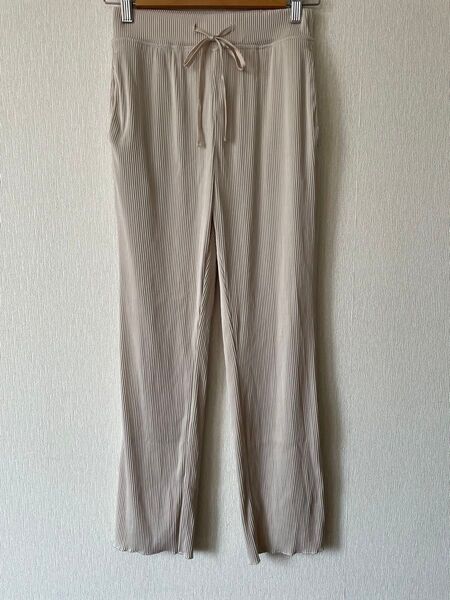 GU リブスリムストレートパンツ