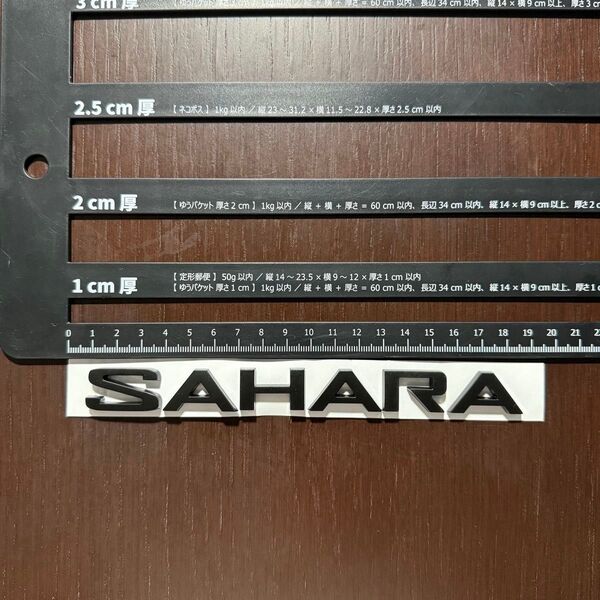 ①jeep ラングラーJK JLサハラ SAHARA エンブレム マットブラック