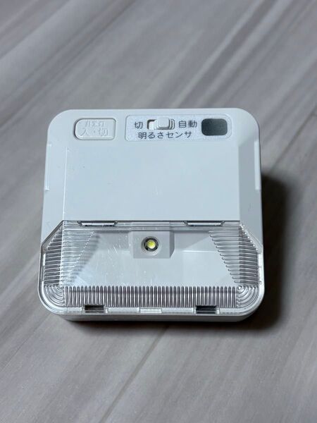オーデリック(ODELIC) LEDホーム保安灯センサ・コンセント式OA253016 トーチ 非常灯 足元灯 玄関灯