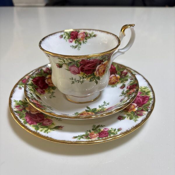 Royal Albert カップソーサー一客ケーキ皿一枚