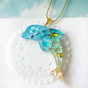 イルカさん グラデーションの海塗りアクセサリー 南国リゾートの青空 ハンドメイド レジンネックレス キーホルダー オーダー