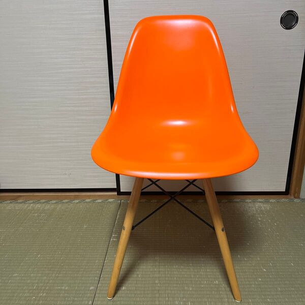 オレンジのミッドセンチュリーチェア
