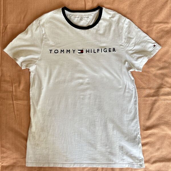 TOMMY HILFIGER ホワイト Tシャツ サイズL 袖ロゴ刺繍入り 半袖 トミーヒルフィガー ロゴTシャツ 白