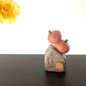 「おうちにリンゴ積んじゃいました邸」りんごのオブジェ お家の置物 陶器 珍しいデザインインテリア 玄関 寝室 個性的 目立つ
