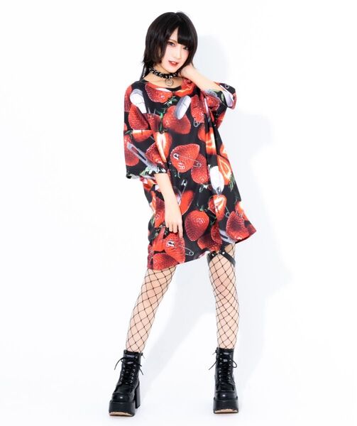 TRAVASTOKYO/トラバストーキョーTablet berry BIG Tee/いちご×錠剤プリント総柄半袖Tシャツ