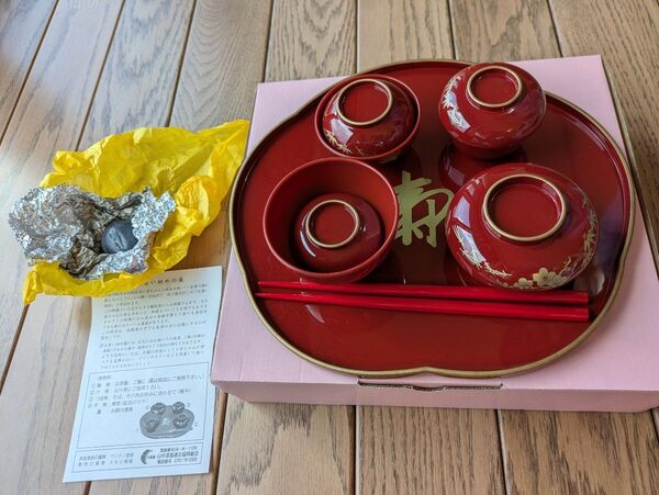 伝統的な赤いお食い初めセット 歯固め石付き