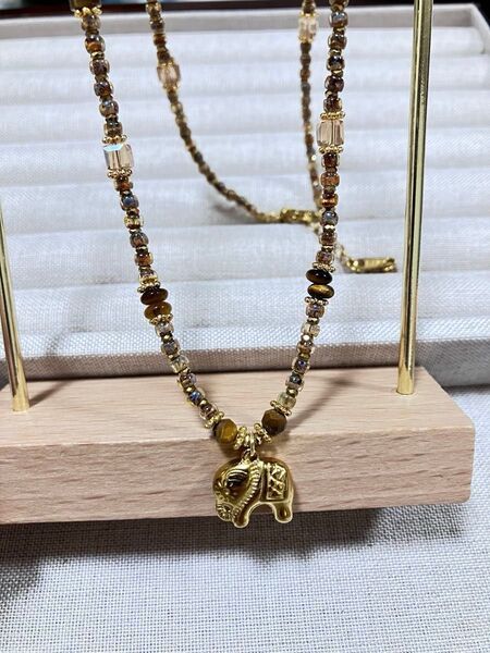 【ハンドメイド】ビーズネックレス・ゴールドエレファントチャーム付き 象さん