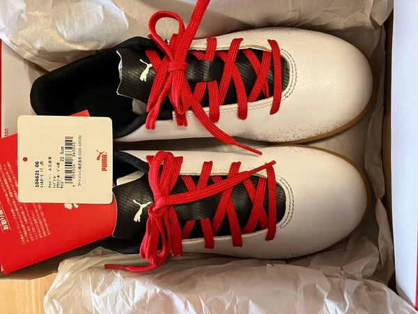 PUMA トゥルオーラ IT JR 22.5cm ホワイト/レッド フットサルシューズ 室内用 ジュニア