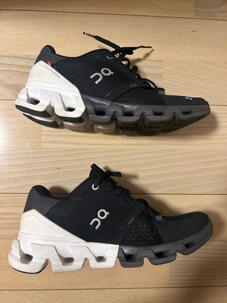 【美品】On Cloudflyer 4 オン クラウド シューズ 25.5cm