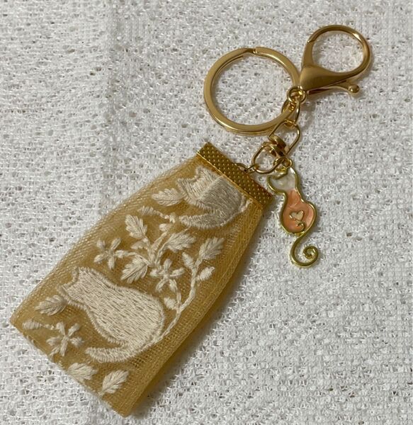 ハンドメイド インド刺繍リボン 猫 キーホルダー チャーム