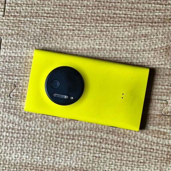 Nokia Lumia 1020 イエロー